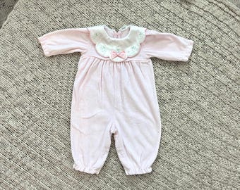 90年代ヴィンテージベビーピンクベロアカラージャンプスーツ（サイズ6～9ヶ月）