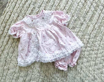 ヴィンテージ80年代風ピンクの花柄とレースのセットアップ（Kalula Kids製、サイズ12ヶ月）