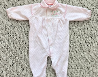 PlaySkoolのヴィンテージ90年代ベビーピンクキャットフーティーパジャマ（サイズ6～12ヶ月）