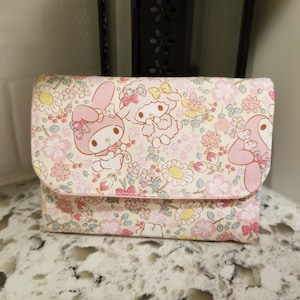 Linda Cartera Compacta de Tela con Jardín Floral Sweet Bunny en Beige
