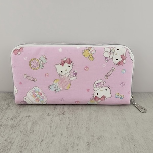 Cartera de tela con cremallera larga con un bonito gato japonés y dulces en color rosa
