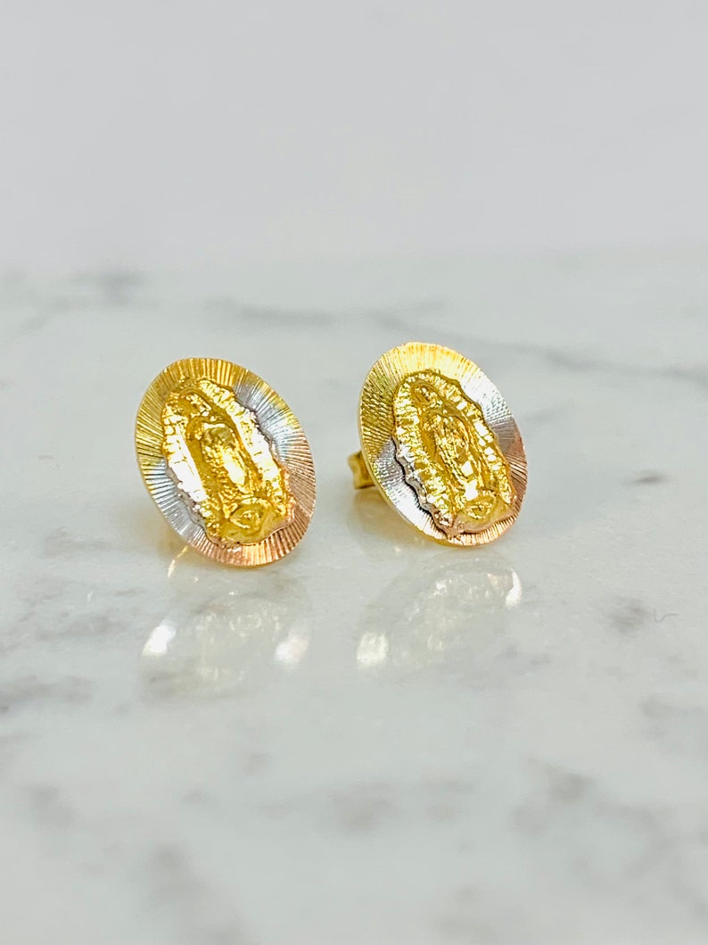 Aretes de la Virgencita de Guadalupe en Tres Oros Para Niñas o Mujer / Regalos de Navidad / Gold Earrings for Kids / Studs Earrings New image 3