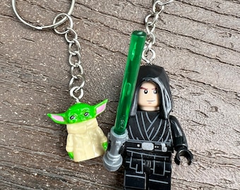 Llavero minifigura de Luke Skywalker y Grogu de Star Wars estilo Lego