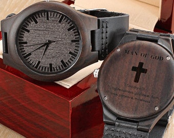 Christelijk horloge van gegraveerd sandelhout – religieus cadeau voor mannen