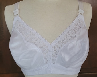 38B Vintage &quot;Support Can Be Beautiful&quot;, White, Playtex Bra with No Underwire and Full Coverage, Soft Cups, with Beautiful Floral Lace