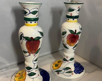 Candelabros vintage Bella Casa de Ganz con disco pintado a mano con diseño de frutas y hojas.
