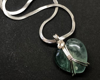 Collar de cristal de estilo gargantilla de fluorita verde en forma de corazón / joyería de cristal de fluorita / collar de abundancia de amor y corazón