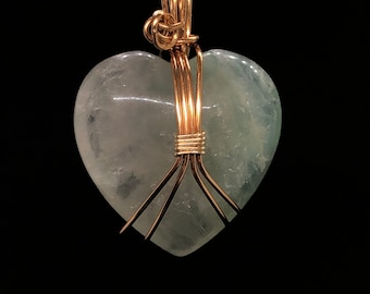 Colar de cristal fluorita verde em forma de coração/joia de cristal fluorita/joia de cura do chakra do terceiro olho
