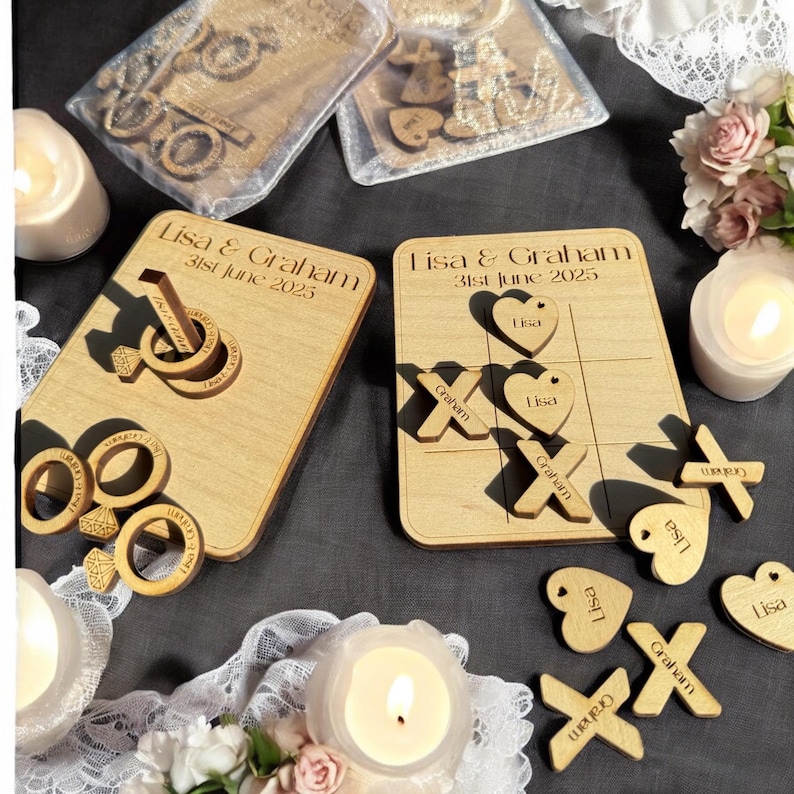 Puede incluir: Dos juegos de boda de madera. El primer juego es un juego de lanzamiento de anillos con dos anillos y un diamante. El segundo juego es un juego de tres en raya con piezas de madera que dicen "Lisa" y "Graham".