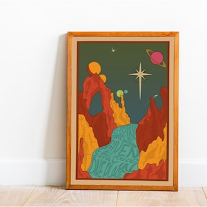 Può includere: Un poster incorniciato con un'illustrazione in stile retrò di un paesaggio di canyon con un fiume che lo attraversa. Il cielo è verde scuro con una stella brillante e pianeti. Il testo sul poster dice "You are all you need, all you do is call one place home."