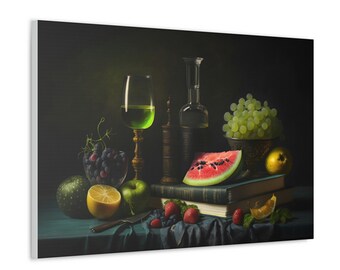 Könnte beinhalten: Eine Stillleben mit einem Glas grüner Flüssigkeit, einer Flasche mit klarer Flüssigkeit, einer Wassermelonen-Scheibe, Trauben, Zitronen, einem grünen Apfel und Blaubeeren auf einer dunkelgrünen Tischdecke. Die Szene spielt vor einem dunklen Hintergrund.