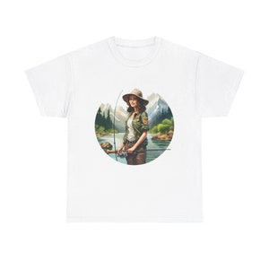 Op de afbeelding: Wit T-shirt met een afbeelding van een vrouw in een rangerhoed en uniform die een hengel vasthoudt in een bosrijke omgeving.