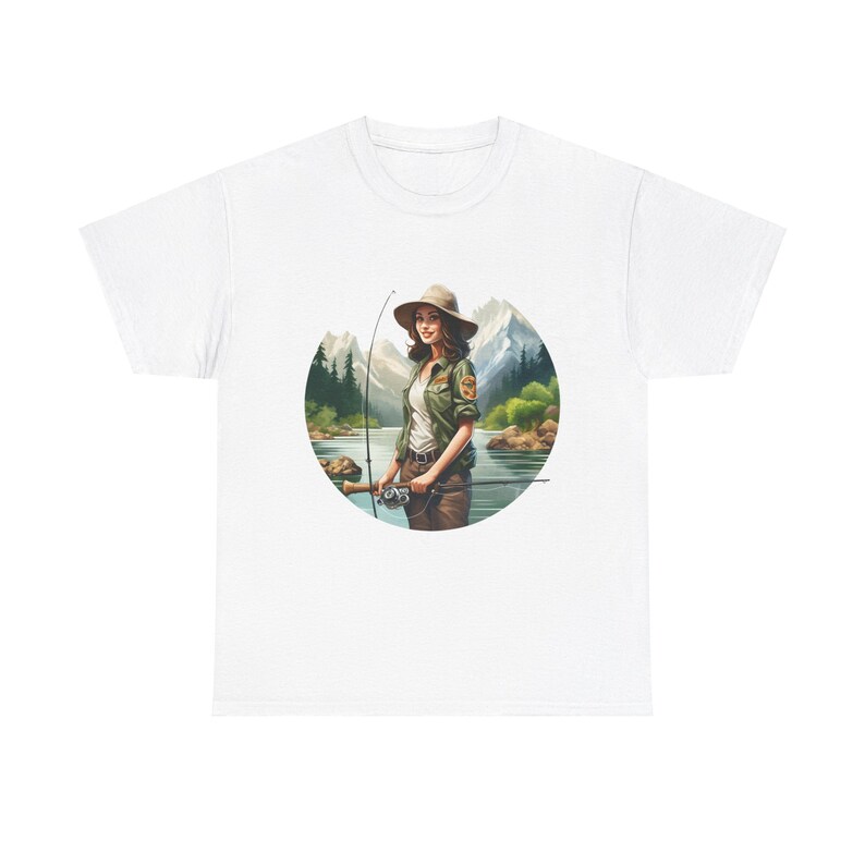 Op de afbeelding: Wit T-shirt met een afbeelding van een vrouw in een rangerhoed en uniform die een hengel vasthoudt in een bosrijke omgeving.