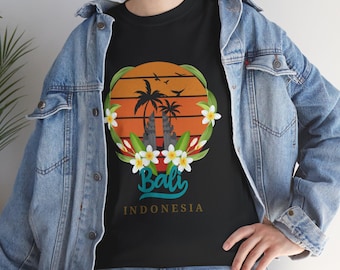 Maglietta con tramonto sulle palme di Bali / Maglietta grafica con isola indonesiana. T-shirt di Bali, Indonesia, maglietta souvenir per vacanze al mare, maglietta per le vacanze, maglietta da viaggio.