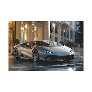 Impresionante Lamborghini Huracán plateado en la fachada de un hotel de lujo, sobre lienzo. Una foto de un Lamborghini Huracán para decorar el hogar.