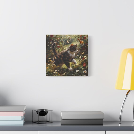 花畑で蝶を追いかける可愛い猫の油絵（キャンバスウォールアート
