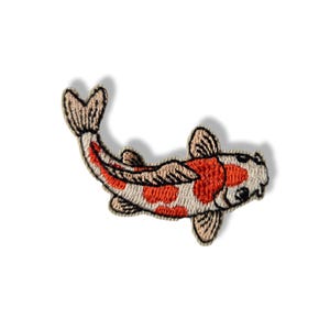 Può includere: Toppa ricamata a forma di carpa koi. La toppa presenta un corpo beige con macchie rosse e bianche, bordato di nero. Il pesce ha pinne e coda beige. Questa toppa decorativa può essere stirata o cucita su vestiti o accessori.