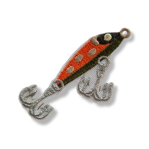 Peut inclure: Écusson brodé représentant un leurre de pêche. Le corps orange est orné de points beiges, de contours verts et argentés, et de deux hameçons argentés. Une petite boucle est située en haut. Idéal pour vêtements ou accessoires.