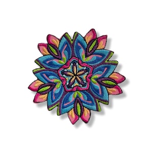 Può includere: Toppa floreale ricamata con un design mandala. La toppa presenta una vibrante tavolozza di colori blu, rosa, verde e giallo. Il design è simmetrico, con una forma a stella centrale e petali a strati. La toppa misura circa 7.6 cm di diametro.