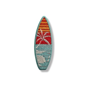 Può includere: Toppa per tavola da surf ricamata con un design di tramonto tropicale. Il design include un cielo rosso e arancione, una palma e onde oceaniche nei toni del blu e del bianco. Bordo turchese.