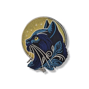 Peut inclure: Écusson brodé représentant un chat noir avec des détails bleus et blancs, sur un fond circulaire jaune et or. Le chat est de profil, la bouche ouverte, avec des motifs floraux. Article décoratif.