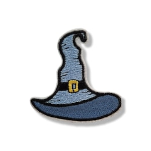 Peut inclure: Écusson brodé d'un chapeau de sorcière bleu clair avec une bande noire et une boucle dorée. Le chapeau a un sommet pointu et un large bord. L'écusson est bordé de noir et a une bordure blanche.