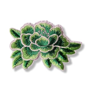 Peut inclure: Écusson floral brodé représentant une fleur verte avec de multiples couches de pétales et des feuilles vertes. Le patch a un contour blanc et est posé sur un fond blanc. Ce patch décoratif peut être utilisé pour embellir des vêtements ou des accessoires.