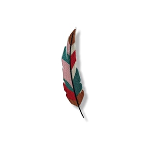 Op de afbeelding: Geborduurde veer in tinten rood, roze, teal, bruin en wit. De veer heeft een gedetailleerd, getextureerd uiterlijk, met een donkere steel. Het ontwerp is waarschijnlijk voor decoratieve doeleinden, mogelijk voor kleding of ambachten.