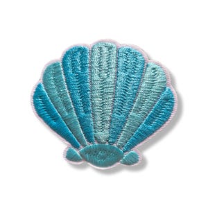 Peut inclure: Écusson brodé en forme de coquillage, dans des tons turquoise et sarcelle, bordé d'un liseré rose clair. Le patch présente des coutures détaillées, créant un aspect texturé. Idéal pour ajouter une touche nautique aux vêtements ou accessoires.