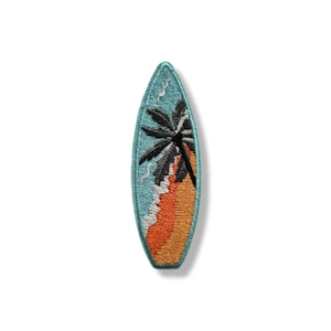 Peut inclure: Écusson brodé en forme de planche de surf. Il représente un palmier, des vagues et une scène de plage. La planche de surf est bordée de bleu sarcelle, avec un fond bleu sarcelle pour le ciel et l'océan. Mesure environ 10 cm de long.