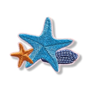 Könnte beinhalten: Gestickter Aufnäher mit einem großen blauen Seestern, einem kleinen orangefarbenen Seestern und einer blauen Muschel. Der Aufnäher hat einen weißen Rand und ist mit detaillierten Stichen versehen, ideal für einen maritimen Touch.