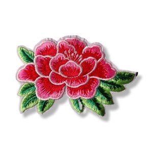 Può includere: Toppa floreale ricamata raffigurante una peonia rossa e rosa vibrante con foglie verdi. La toppa ha un design dettagliato con un bordo bianco, perfetta per aggiungere un tocco decorativo a vestiti o accessori.