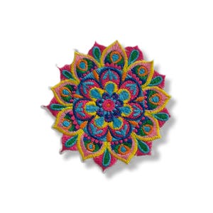 Può includere: Toppa ricamata colorata con un design mandala. La toppa presenta una vibrante gamma di colori, tra cui rosa, giallo, blu e verde, disposti in un motivo simmetrico. Il design è dettagliato con cuciture intricate.