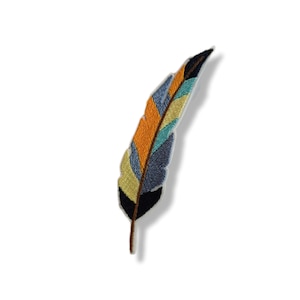 Peut inclure: Écusson de plume brodée avec un design coloré. La plume présente des fils orange, bleu, jaune et noir. L'écusson est un article décoratif, adapté pour être ajouté aux vêtements ou aux accessoires.