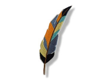 Könnte beinhalten: Gestickter Federaufnäher mit farbenfrohem Design. Die Feder hat orange, blaue, gelbe und schwarze Fäden. Der Aufnäher ist ein dekorativer Artikel, der sich zum Hinzufügen zu Kleidung oder Accessoires eignet.