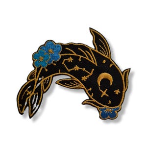 Può includere: Toppa ricamata nera con un design a pesce koi. Il pesce ha contorni e dettagli dorati, con accenti floreali blu. Nel design sono inclusi anche una luna crescente dorata e dettagli di stelle.