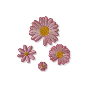 Può includere: Quattro toppe ricamate a forma di margherita rosa con centri gialli. Le toppe sono di dimensioni diverse.