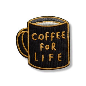 Peut inclure: Écusson brodé en forme de tasse à café noire avec des bordures et une anse dorées. Le texte "COFFEE FOR LIFE" est brodé en or sur le devant de la tasse.