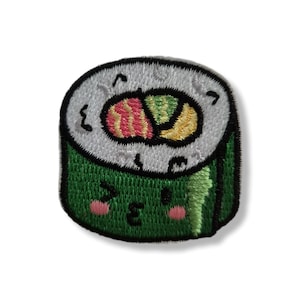 Op de afbeelding: Een ronde geborduurde patch met een sushi-rol ontwerp. De patch heeft een groene zeewier buitenkant met een schattig gezichtje, roze wangen en een witte rijstkern met roze, groene en gele vullingen, alles omlijnd met zwart garen.