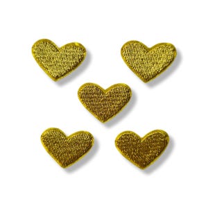 Op de afbeelding: Vijf individuele hartvormige patches met een metallic gouden draadborduursel en een dicht, gestructureerd steekpatroon. Elk hart is identiek in grootte en vorm, gerangschikt in een verspreide formatie tegen een effen witte achtergrond.