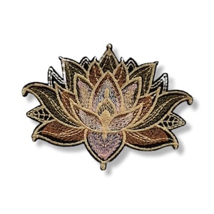 Peut inclure: Écusson brodé en forme de fleur de lotus, dans les tons marron, beige et rose, avec une bordure noire. Le patch présente des coutures détaillées, créant un aspect texturé. Ce patch décoratif convient aux vêtements ou aux accessoires.
