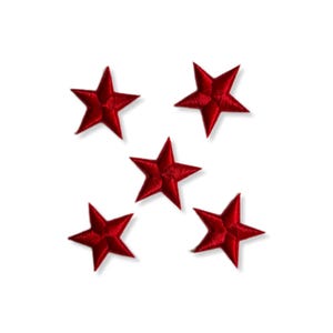 Puede incluir: Cinco parches de fieltro en forma de estrella de color rojo. Las estrellas tienen un diámetro de aproximadamente 2,5 cm.