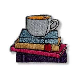 Könnte beinhalten: Gestickter Aufnäher mit einem Stapel Bücher und einer grauen Teetasse. Die Bücher sind in Blau-, Gold-, Rosa- und Lilatönen gehalten. Auf der Seite ist ein kleiner roter Apfel zu sehen. Die Teetasse enthält eine gelbe Flüssigkeit.