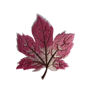 Op de afbeelding: Roze geborduurde blaadjespatch met bruine aderen en een wit centrum.