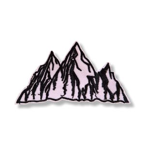 Può includere: Toppa ricamata raffigurante una catena montuosa stilizzata in filo nero su sfondo rosa chiaro. La toppa presenta tre cime con cuciture dettagliate, creando un aspetto strutturato. Ideale per giacche, borse o altri articoli in tessuto.