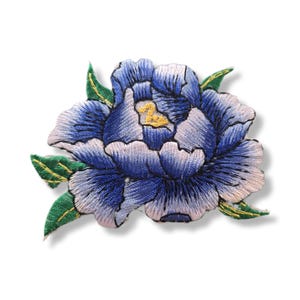 Pode incluir: Um emblema bordado apresentando uma flor grande de várias camadas com pétalas azul-escuras e lavanda claro. O centro da flor é acentuado com fio amarelo brilhante. Várias folhas verdes pontiagudas com costura amarela estendem-se da base.