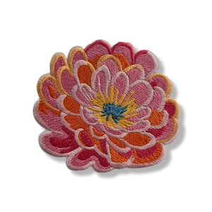 Peut inclure: Écusson floral brodé aux tons de rose, d'orange et de jaune. La fleur a plusieurs couches de pétales, avec un centre bleu. Le patch est conçu pour être cousu ou repassé sur du tissu, ajoutant un élément décoratif aux vêtements ou accessoires.