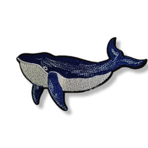 Könnte beinhalten: Gestickter Aufnäher mit einem Blauwal-Design. Der Wal hat einen weißen Bauch und detaillierte Stickereien. Der Aufnäher ist für Kleidung oder Accessoires gedacht und fügt ein maritimes Thema hinzu.