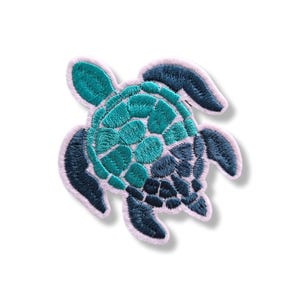 Può includere: Toppa ricamata a forma di tartaruga marina nei toni del verde acqua e blu navy, con bordo bianco. Il guscio della tartaruga presenta un design dettagliato e strutturato. Adatta per abbigliamento, borse o altri tessuti.
