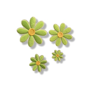 Peut inclure: Quatre écussons brodés en forme de fleur de tailles variées, chacun doté de pétales vert citron vif et d'un centre jaune doré circulaire. Ces appliqués en forme de marguerite présentent une texture cousue et sont disposés en groupe.